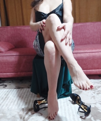 😘 Я знаю, как погрузить тебя в мир страсти и релаксации. Мои услуги включают все, что ты можешь только пожелать - от классического секса до эротического массажа. У меня есть множество возможностей, чтобы удовлетворить твои самые сокровенные фантазии. 🌟 Не веришь? Посмотри на мои отзывы и фото - они говорят сами за себя. Я живу в Москве, городе с красивейшими возможностями для развлечений. 💃 Доверься мне, и я превращу ваши мечты в реальность. 😍 Алла